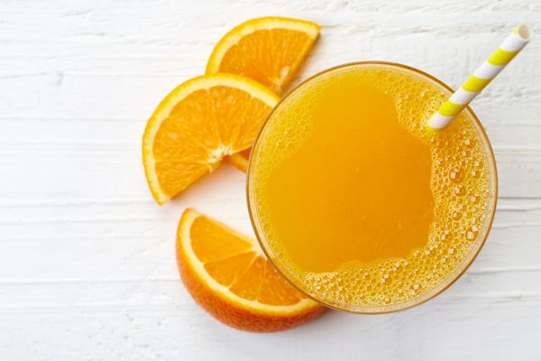لیوان آب پرتقال تازه از نمای بالا