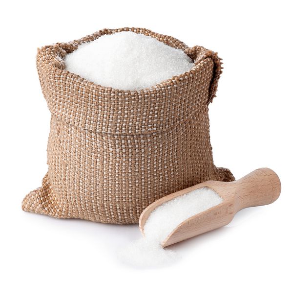 شکر در گونی کرفس با قاشق چوبی جدا شده در زمینه سفید کیسه پر از کریستال های قند نزدیک قند