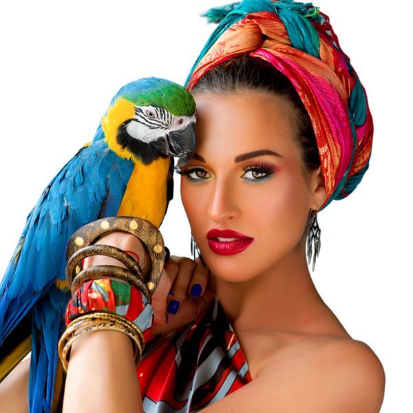 پرتره زن جوان جذاب به سبک آفریقایی با طوطی آرا روی دستش در زمینه رنگارنگ