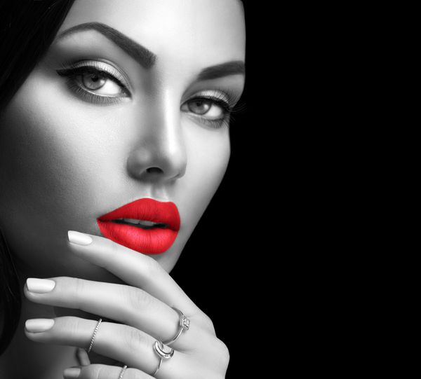 پرتره زن سیاه و سفید مد زیبایی با آرایش عالی و ناخن های جدا شده در پس زمینه سیاه دختر زیبایی از نمای نزدیک لب قرمز پوست عالی