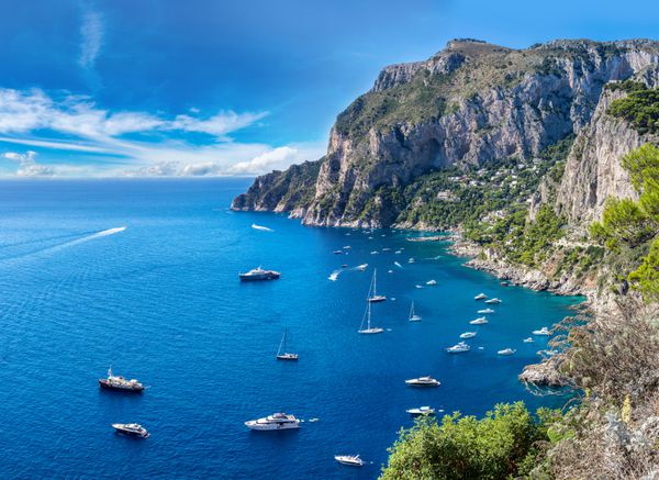 جزیره کاپری در یک روز زیبای تابستانی در ایتالیا