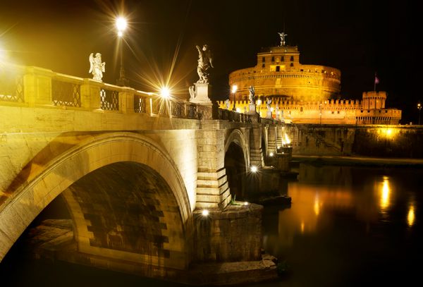 پل به قلعه سنت آنجلو در شب