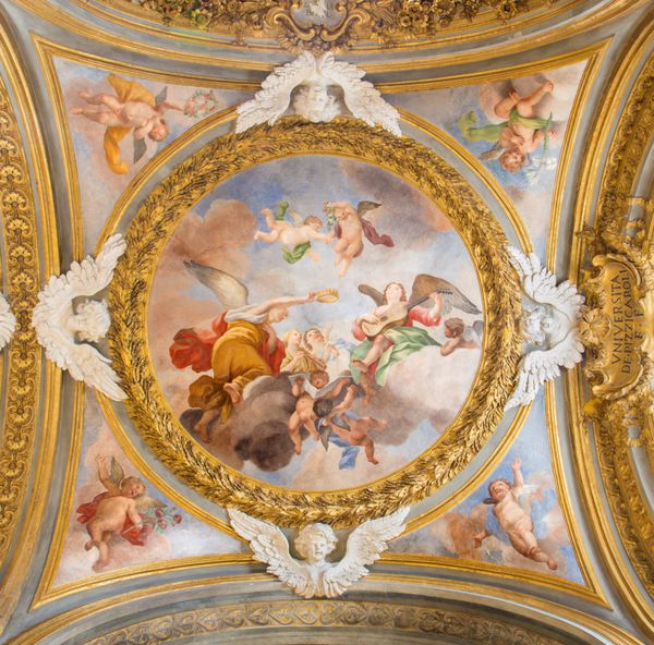 رم ایتالیا - 12 مارس 2016 نقاشی نمادین نقاشی دیواری فرشتگان با تاج و گیتار روی گنبد کناری در کیزا دی سانتا ماریا دل اورتو اثر جیوانی باتیستا پارودی 1674 - 1730
