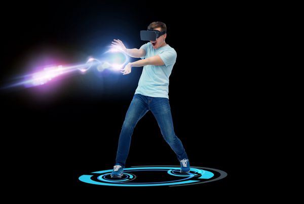 فناوری سه بعدی واقعیت مجازی سرگرمی فضای مجازی و مفهوم مردم - مرد جوان شاد با هدست واقعیت مجازی یا عینک سه بعدی با پرتو نور لیزر روی پس زمینه سیاه