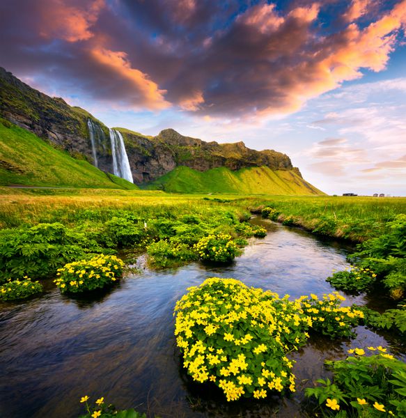 نمای صبح از آبشار seljalandfoss در رودخانه seljalandsa در تابستان طلوع رنگارنگ خورشید در ایسلند اروپا سبک هنری پست پردازش شده po