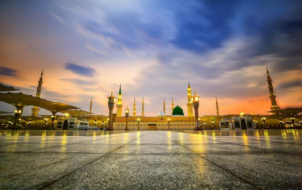 مدینه پادشاهی عربستان سعودی کسا - 24 اوت مسلمانان در مقابل مسجد پیامبر اسلام در 24 اوت 2015 در مدینه کساء مزار پیامبر در زیر گنبد سبز قرار دارد