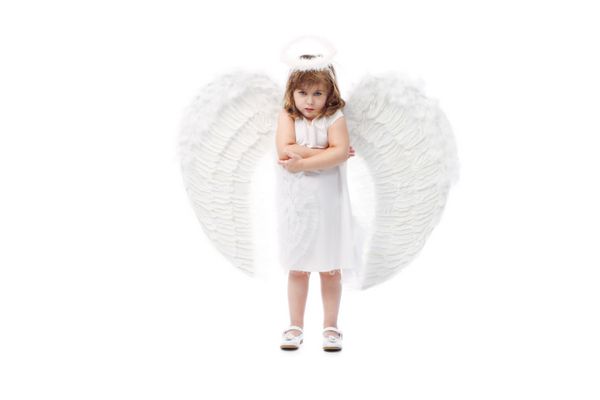 فرشته کوچک زیبا جدا شده روی پس زمینه سفید