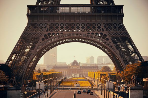 نمای نزدیک برج ایفل با خیابان به عنوان مکان دیدنی شهر معروف در پاریس