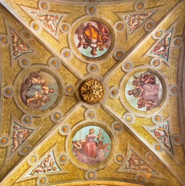 کرمونا ایتالیا - 25 مه 2016 نقاشی سقفی از چهار فضیلت نمادین در کلیسای جامع توسط هنرمند ناشناس 17 cent