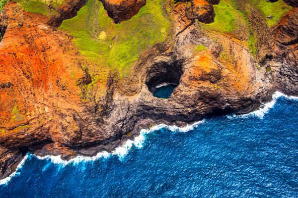 نمای هوایی غار سقف باز خط ساحلی نا پالی از هلیکوپتر کائوآی هاوایی ایالات متحده آمریکا