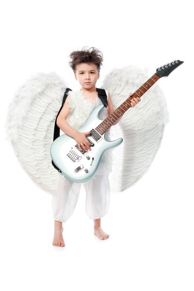 فرشته کوچک زیبا با یک گیتار در پس زمینه سفید