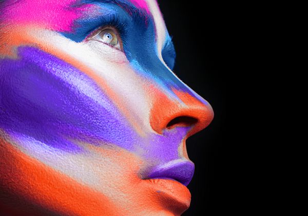 زن مد زیبا با رنگ روشن و هنر بدن نقاشی روی f پرتره خلاق