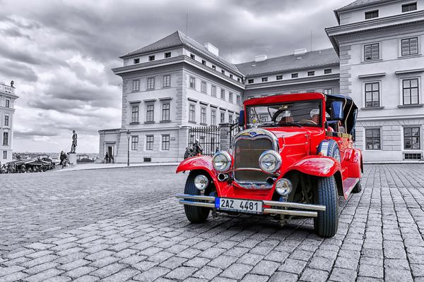 پراگ جمهوری چک-17 مه ماشین قدیمی قرمز در انتظار گردشگران در خیابان پراگ در 17 مه 2016 این اتومبیل ها معمولاً توسط گردشگرانی که از پراگ بازدید می کنند اجاره می کنند