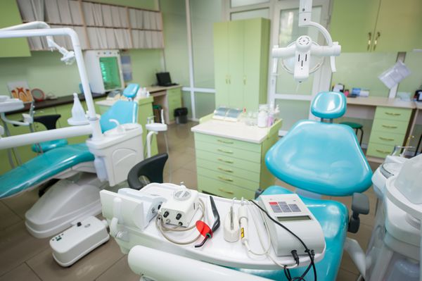 تجهیزات و ابزار مختلف دندانپزشکی در مطب دندانپزشکی مدرن