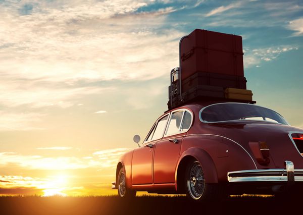 ماشین رترو قرمز با چمدان در قفسه سقف در غروب آفتاب سفر مفاهیم تعطیلات تصویر سه بعدی