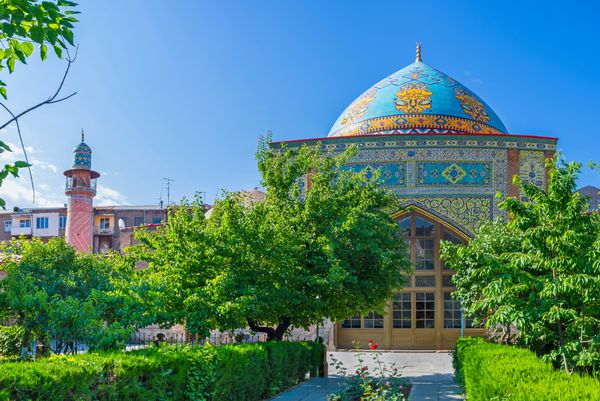 ایروان ارمنستان - 29 مه 2016 نمای مسجد آبی تزئین شده با الگوهای پیچیده اسلامی و خوشنویسی در پشت باغ سرسبز در 29 مه در ایروان دیده می شود