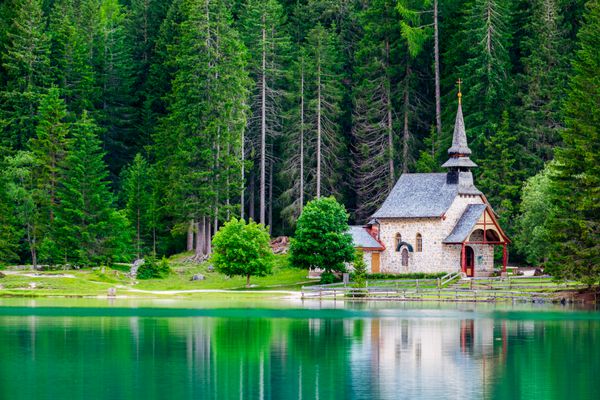 کلیسای کوچک در دریاچه براییس pragser wildsee در کوه‌های دولومیت سودتیرول ایتالیا