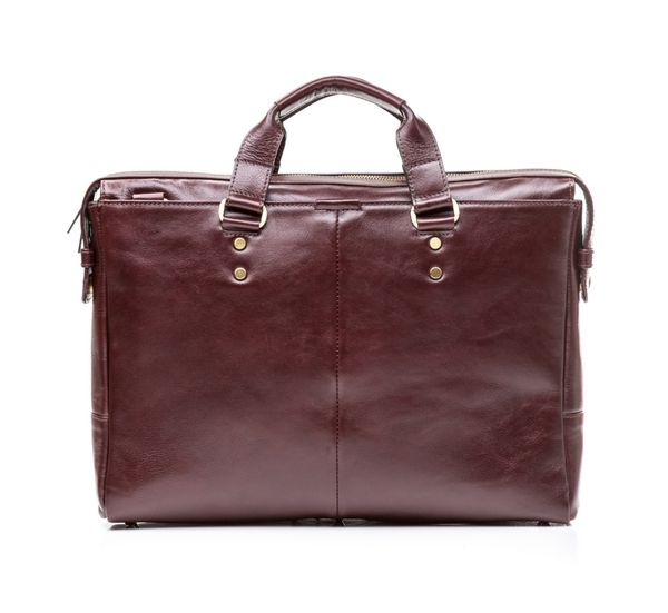 کیف مردانه چرم قهوه ای مدرن یا کیف تجاری جدا شده در پس زمینه سفید