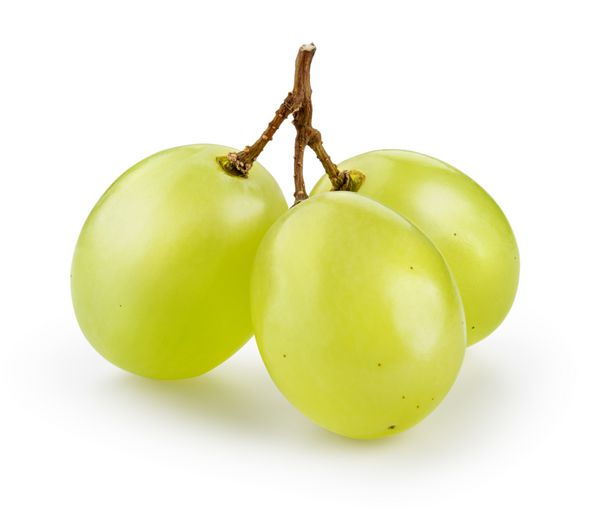انگور سبز جدا شده روی سفید با مسیر برش