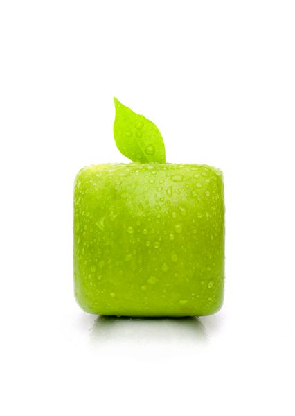 سیب مربعی جدا شده در پس زمینه سفید