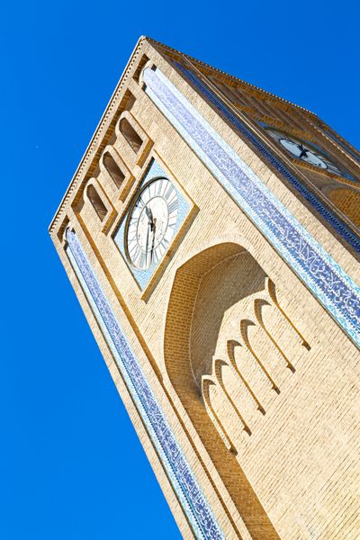 در شهر یزد قدیم ایران و برج ساعت آجری عتیقه نزدیک آسمان