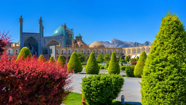 میدان امام میدان مرکزی شهر اصفهان مسجد باشکوه با مناره‌ها پوشش سبز روشن