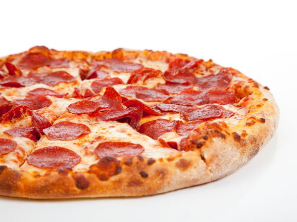 یک پیتزا پپرونی در زمینه سفید