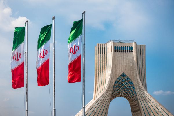 تهران ایران - 25 اکتبر 2016 برج آزادی با پرچم های ایران تهران ایران