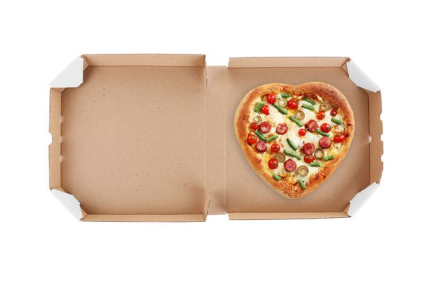 جعبه تحویل با پیتزای خوشمزه در زمینه سفید