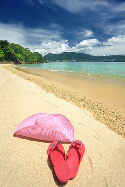 منظره ساحلی زیبا با کلاه و دمپایی در تایلند