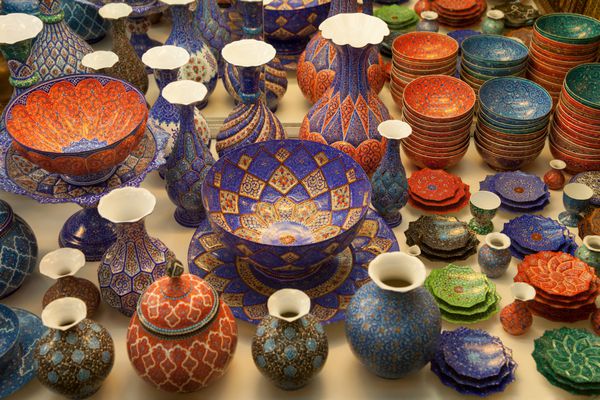 گلدان‌ها بشقاب‌ها و کاسه‌های مسی دست‌ساز با مینای رنگارنگ ایرانی به نام مینا به‌طور سنتی ساخت اصفهان ایران
