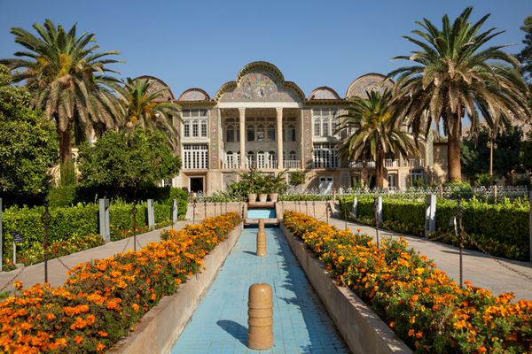 باغ ایرانی ارم با آلاچیق زیبا آبنماهای سنتی ایرانی و درختان نخل در شهر شیراز ایران