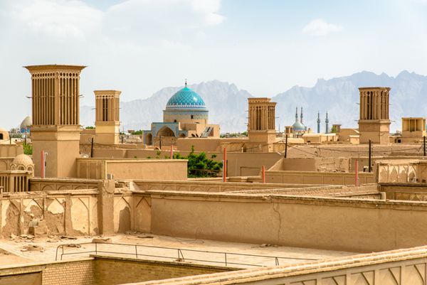 منظره ای از شهر قدیمی یزد ایران - معروف به برج های بادی آن