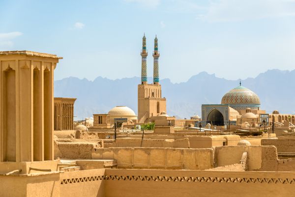 منظره ای از شهر قدیمی یزد ایران - معروف به برج های بادی آن