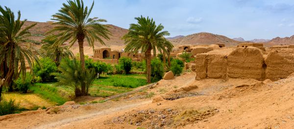 روستایی از واحه های کویر ایران سازه های کهنه قدیمی خانه های گلی اطراف تپه های سنگی روستا