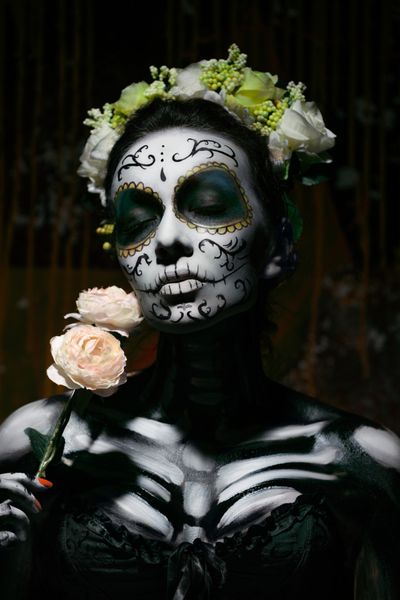 پرتره زن مرده با گل