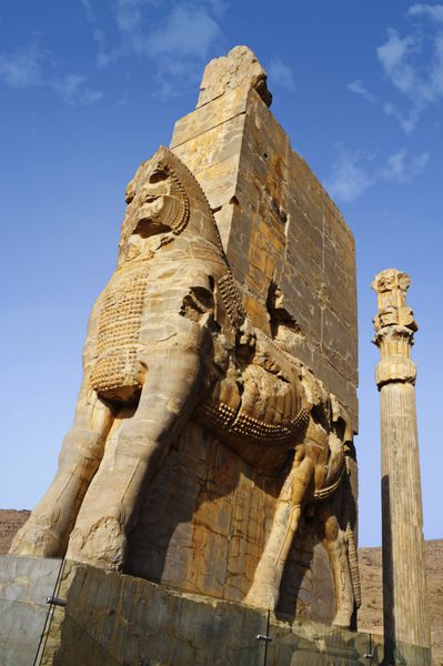 نماد تمدن ایرانی تخت جمشید در کنار شهر شیراز در ایران نشان می دهد که رفیق و ستون ویرانه معبد در کویر خاورمیانه به عنوان مقصد گردشگری و جاذبه سفر
