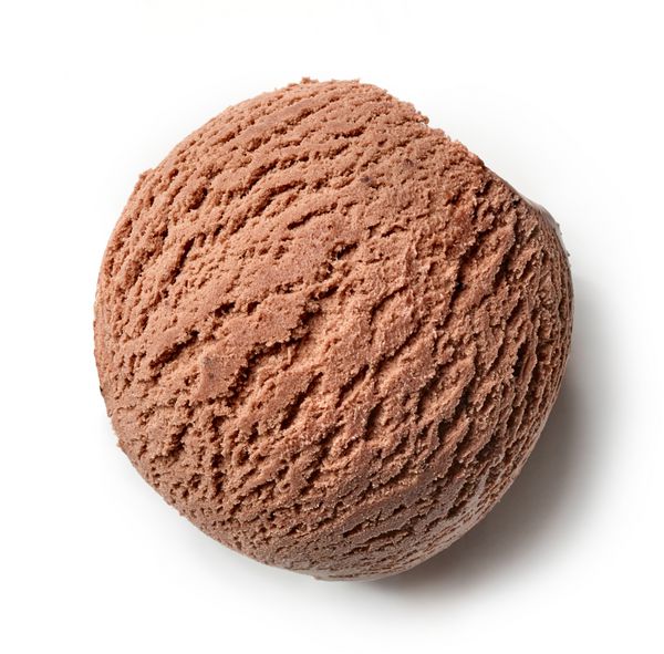 توپ بستنی شکلاتی جدا شده در پس زمینه سفید نمای بالا