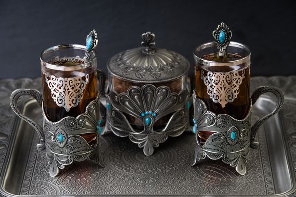 چای عربی در لیوان های زینتی با شکر قهوه ای