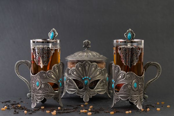 چای عربی در لیوان های زینتی با شکر قهوه ای