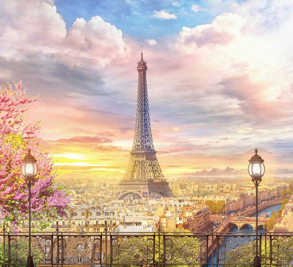 نمای زیبا از بالکن در پاریس