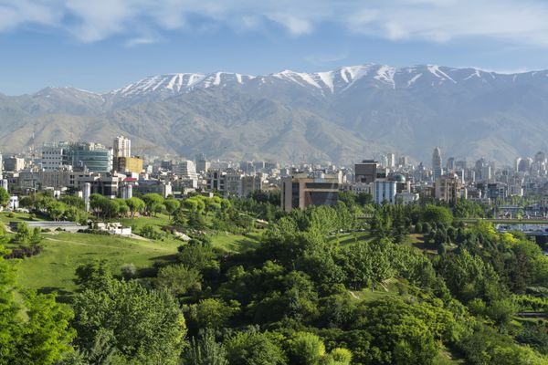 تهران ایران - 14 اردیبهشت 1395 نمایی از منطقه شمالی تهران پایتخت ایران از پارک آب و آتش با پس زمینه رشته کوه البرز