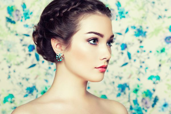 پرتره زن جوان زیبا روی پس زمینه گل مد po جواهرات و مدل مو آرایش کامل