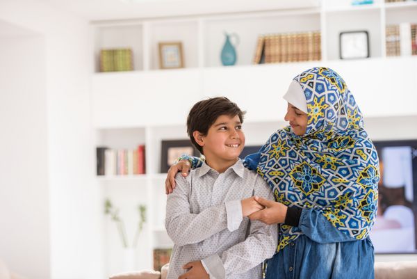 مادر مسلمان مدرن با پسر در خانه