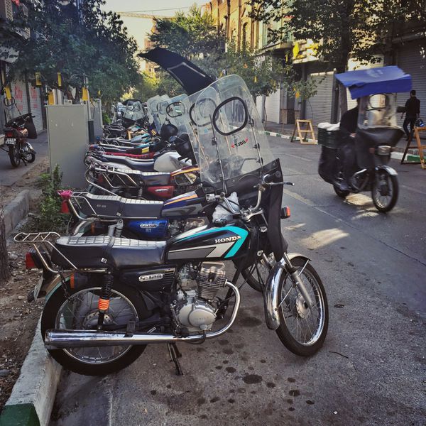 تهران ایران - 15 اکتبر 2016 موتور اسکوترها در خیابان تهران
