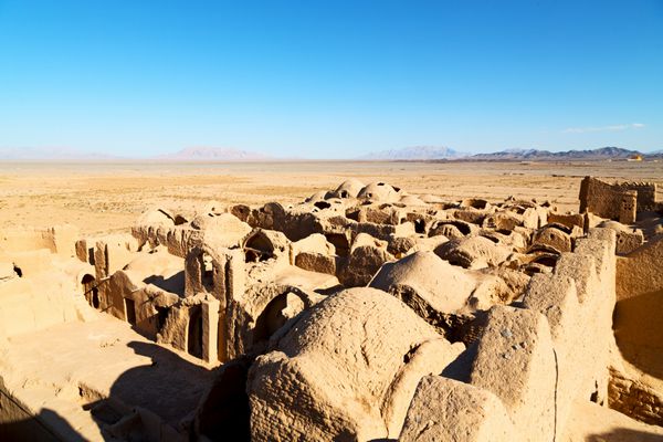 ایران قلعه قدیمی در نزدیکی آجر و آسمان ساریادز