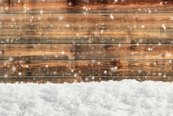 پس زمینه چوبی قدیمی با بارش برف و بارش برف