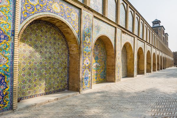 دیوار کاشی و سرامیک معرق رنگارنگ پرنعمت رفیق سلطنتی گلستان در تهران ایران که یکی از میراث جهانی یونسکو است