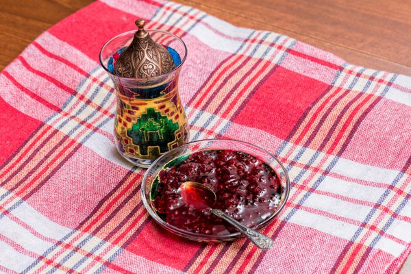فنجان چای عثمانی با تزئینات سنتی عربی مربای تمشک در یک کاسه شیشه ای