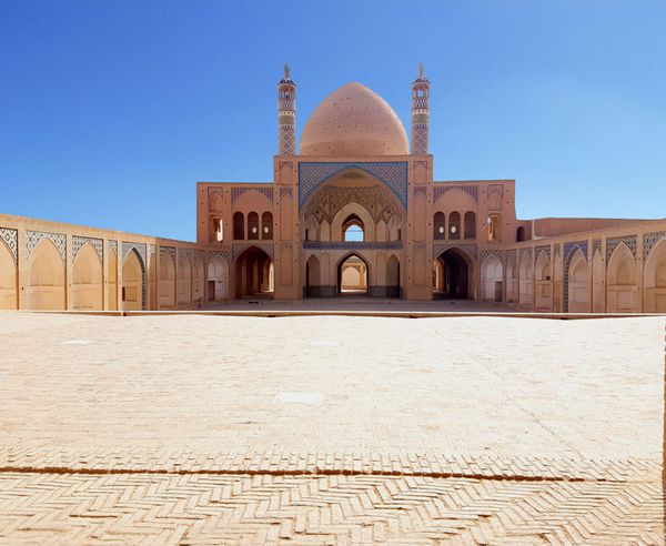 مصلای اصلی شبستان نمای مسجد آقابزرگ یعنی بزرگوار از حیاط سه پلکس آن با آجر چینی هندسی واقع در کاشان ایران